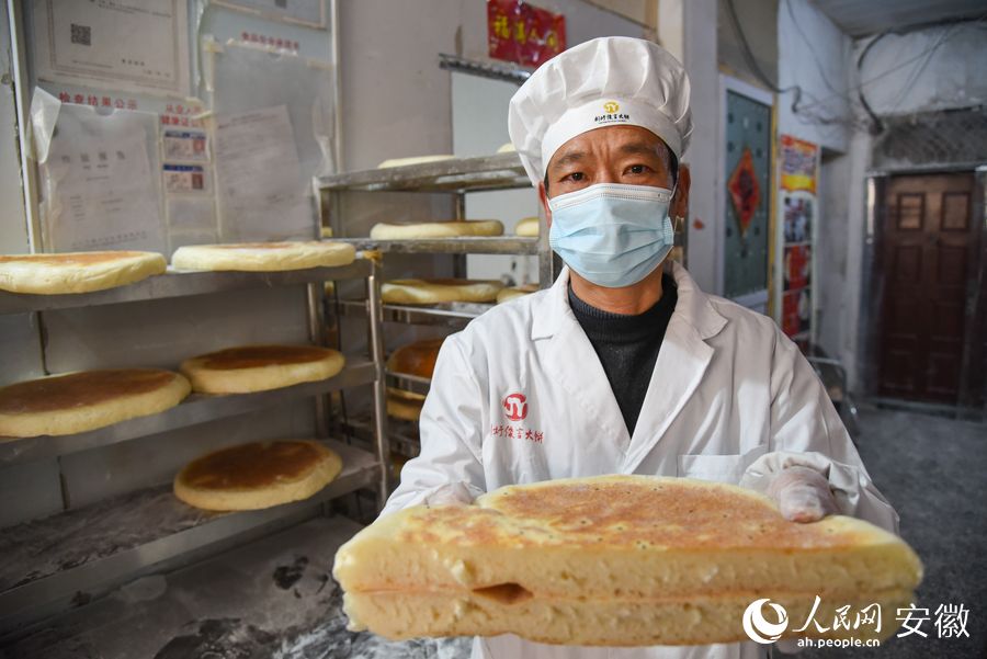 切開后，瓤如海綿般松軟的“劉圩大餅”。人民網(wǎng) 李希蒙攝