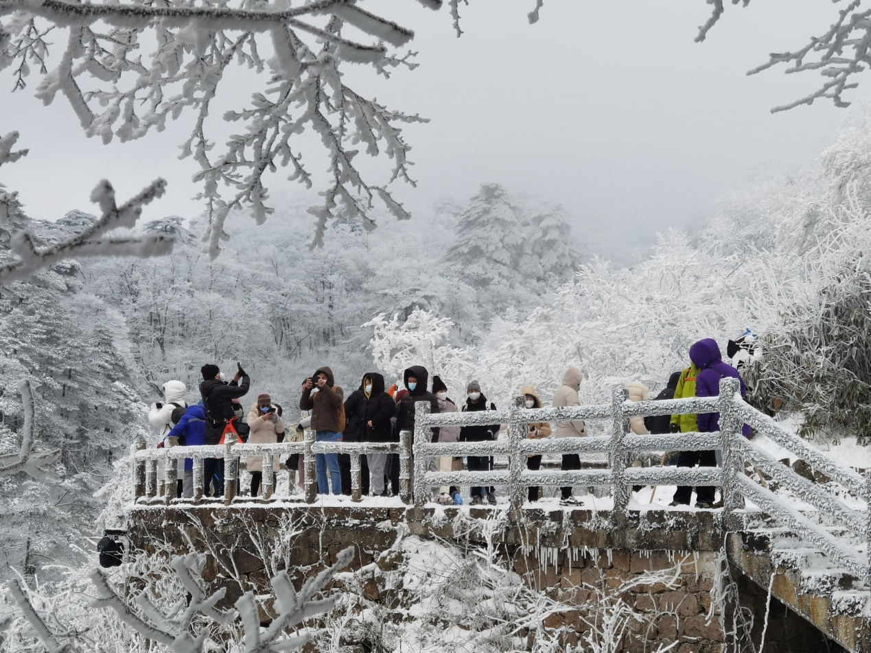 雪后黃山游人如織。梅建攝