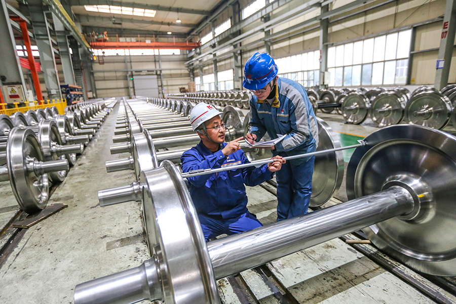馬鋼軌交材料科技有限公司工作人員正在檢查產品。王文生攝