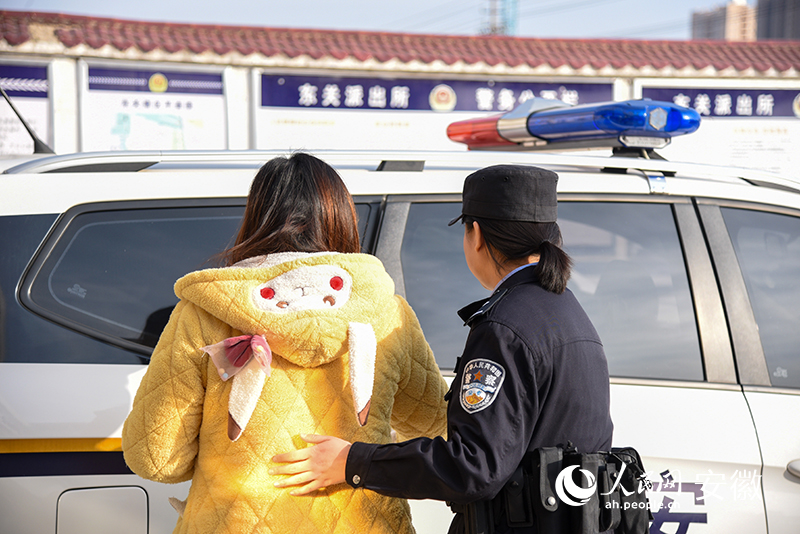 準備轉交報案人。人民網 李希蒙攝