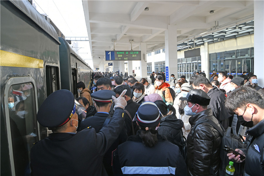 鐵路職工疏導(dǎo)旅客有序乘車。陳彬攝