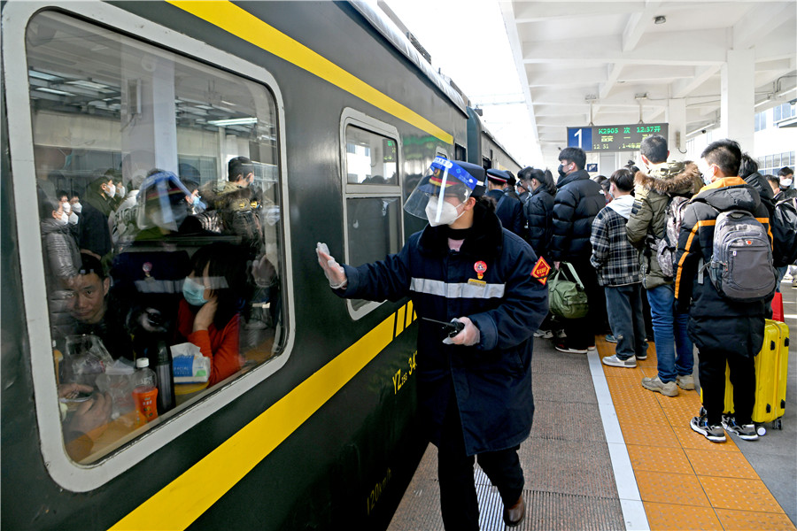 客運(yùn)值班員唐潔隔著車窗玻璃疏導(dǎo)旅客有序乘車。陳彬攝
