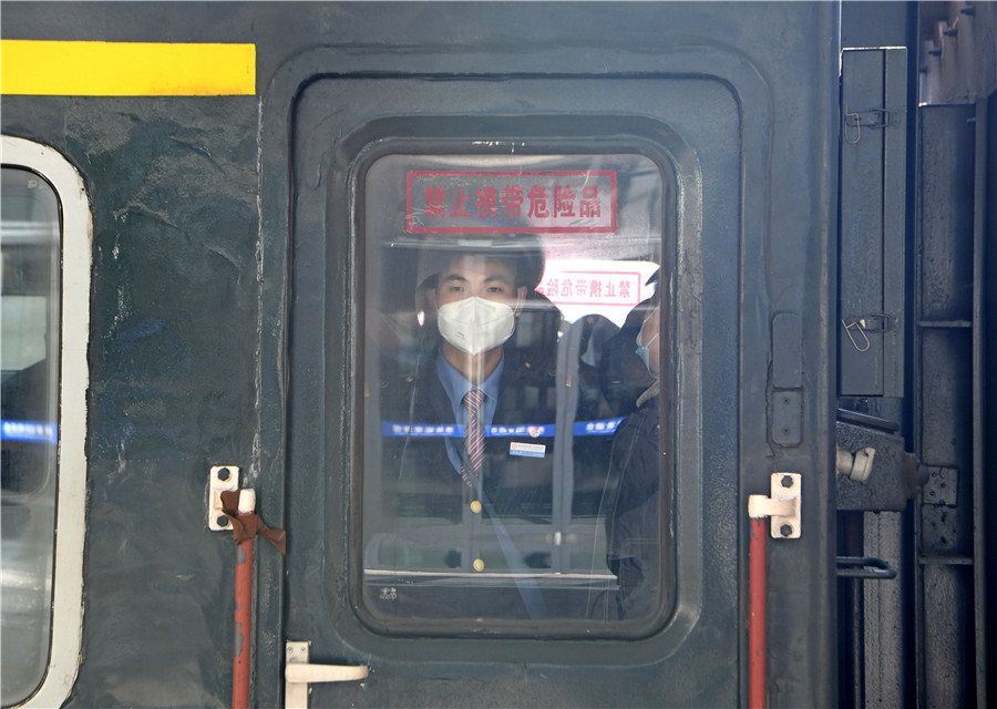 一列火車關(guān)上車門準備啟程。陳彬攝