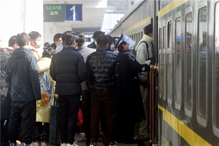 鐵路職工疏導(dǎo)旅客有序乘車。陳彬攝