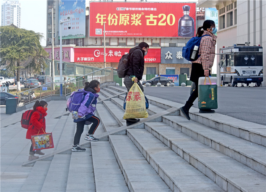 一家四口帶著濃濃年味行李出行。陳彬攝