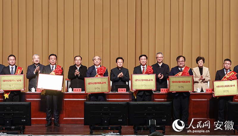 受表彰企業(yè)上臺領(lǐng)獎。人民網(wǎng) 張俊攝