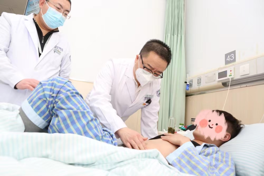 劉連新教授帶隊為李大哥和小李進行術前檢查。吳家煒攝