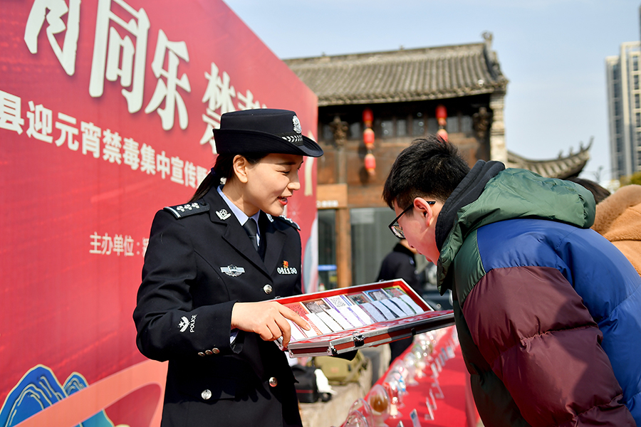 民警在管仲老街向群眾展示仿真毒品模具宣傳禁毒知識(shí)。鄭蘭鵬攝