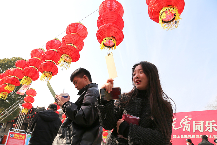 潁上縣管仲老街的競猜禁毒燈謎。鄭蘭鵬攝