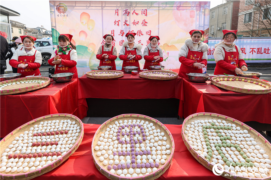 現(xiàn)場(chǎng)包制湯圓。人民網(wǎng) 張俊攝