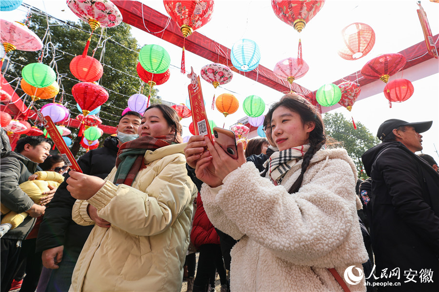 游人猜燈謎。人民網(wǎng) 張俊攝