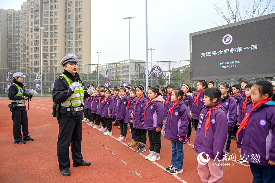 民警向同學(xué)們宣傳交通安全知識(shí)。人民網(wǎng)記者 苗子健攝