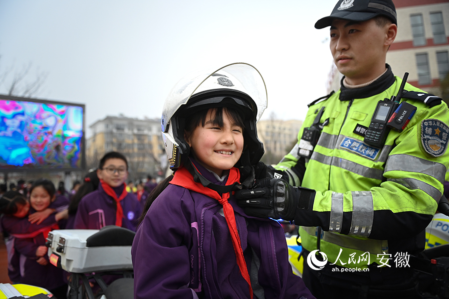 學生體驗警用車輛。人民網記者 苗子健攝 