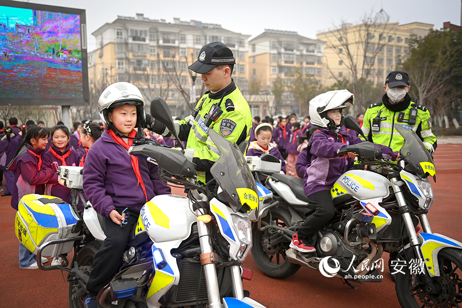 學(xué)生體驗警用車輛。人民網(wǎng)記者 苗子健攝