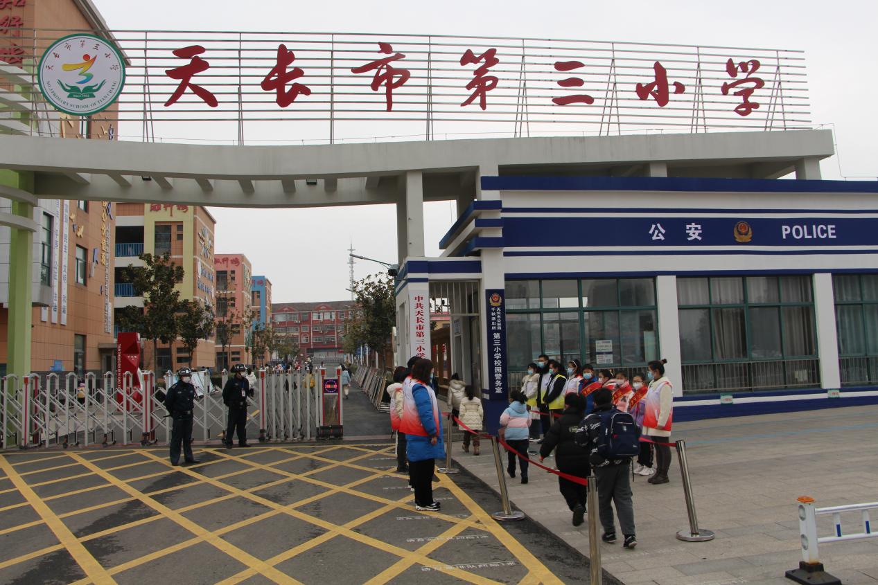 開學(xué)第一天，學(xué)生有序進(jìn)入校園。丁兆安攝