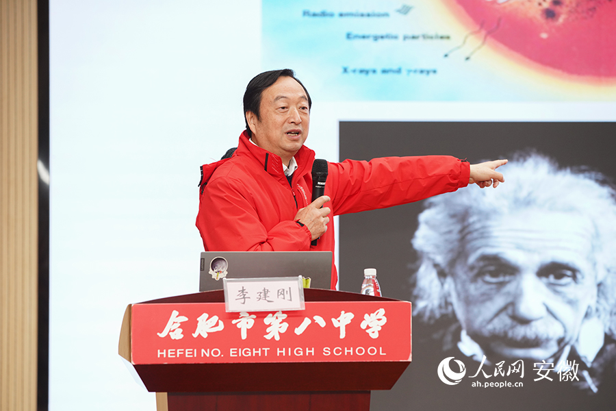 中國(guó)工程院院士李建剛為同學(xué)們科普科學(xué)知識(shí)。人民網(wǎng) 陳若天攝