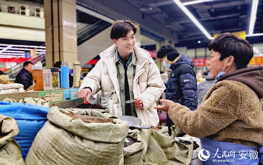 亳州市中藥材市場內(nèi)客商正在商量價格。人民網(wǎng) 韓震震攝