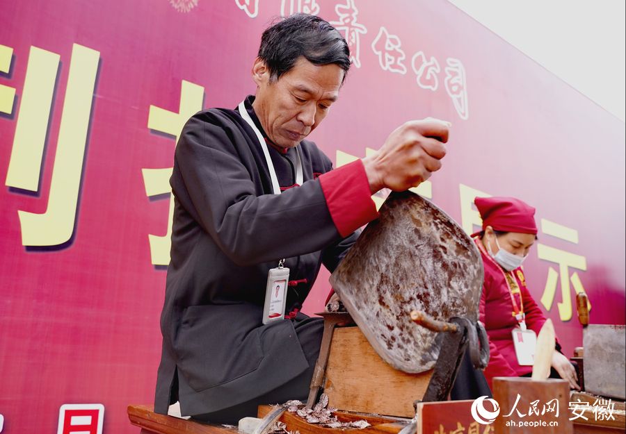 師傅正在展示中藥材古法炮制技術(shù)。人民網(wǎng) 王銳攝