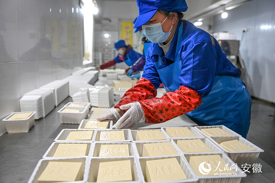 工作人員將豆腐分割后獨(dú)立包裝。人民網(wǎng)記者 苗子健攝