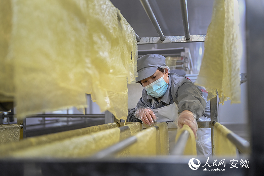 工作人員在生產(chǎn)豆腐衣。人民網(wǎng)記者 苗子健攝