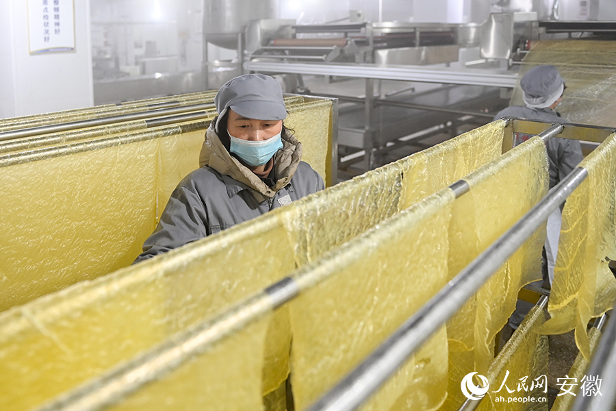 工作人員在生產(chǎn)豆腐衣。人民網(wǎng)記者 苗子健攝