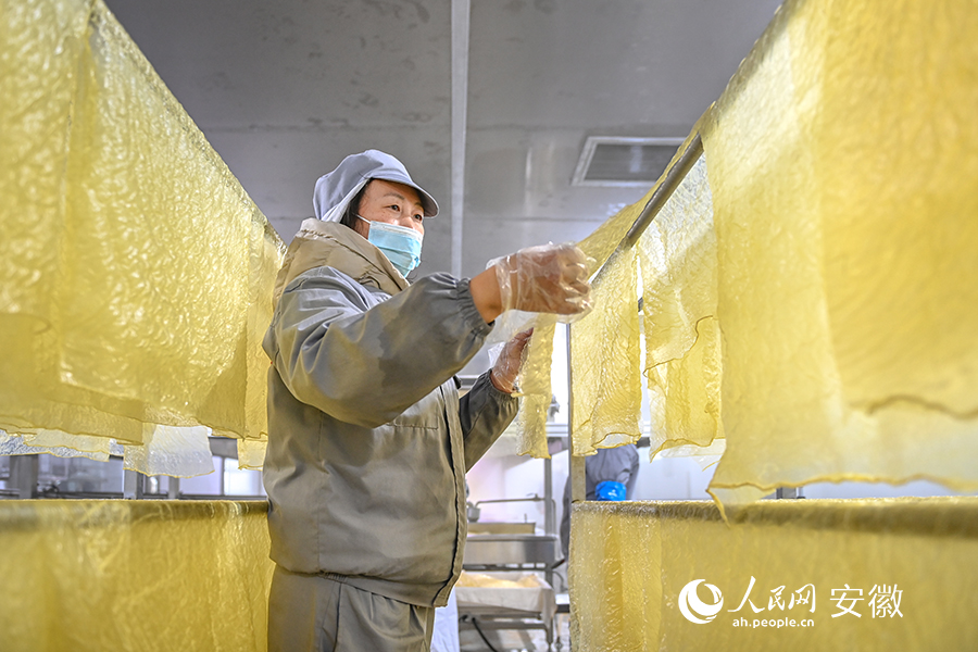 工作人員在生產(chǎn)豆腐衣。人民網(wǎng)記者 苗子健攝
