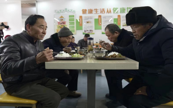 老年人在老年食堂用餐