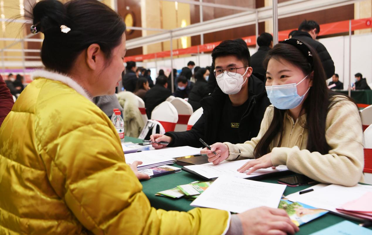 亳州市人社局工作人員（右）正在向王翠華（左）介紹返業(yè)創(chuàng)業(yè)相關(guān)政策。張延林?jǐn)z