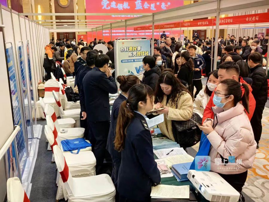 黨員業(yè)務骨干在攤位前回答咨詢。張延林攝