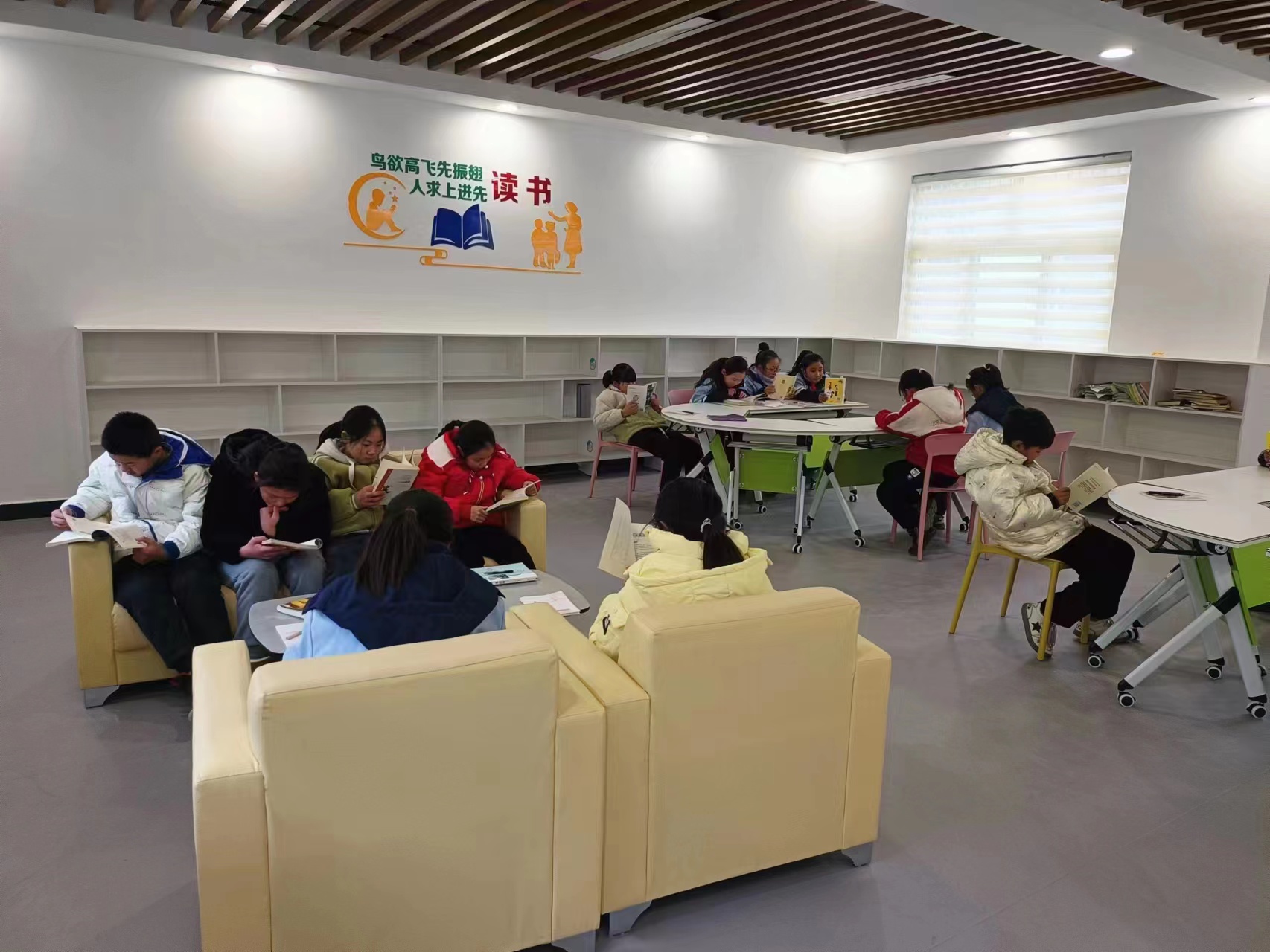 認真閱讀的學生。固鎮(zhèn)縣委宣傳部供圖