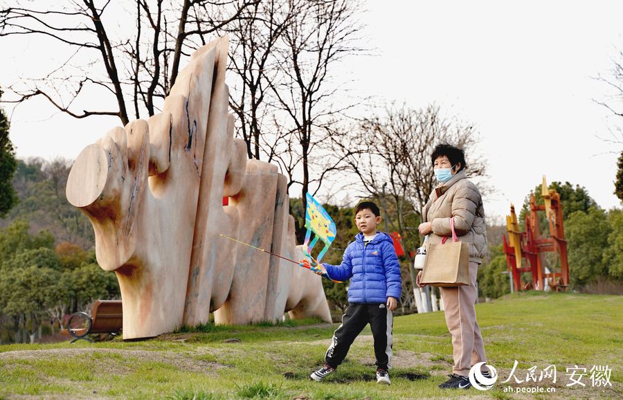 蕪湖市雕塑公園里家長正帶著孩子放風箏。人民網(wǎng) 王銳攝