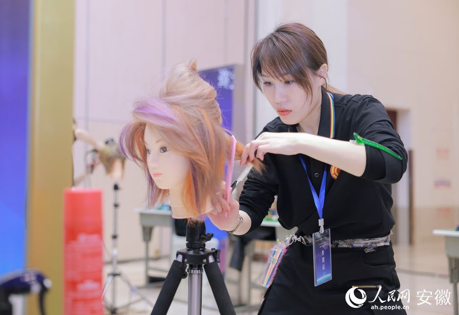 參加女士剪發(fā)（短發(fā)）項(xiàng)目的選手在比賽中。人民網(wǎng) 王曉飛攝