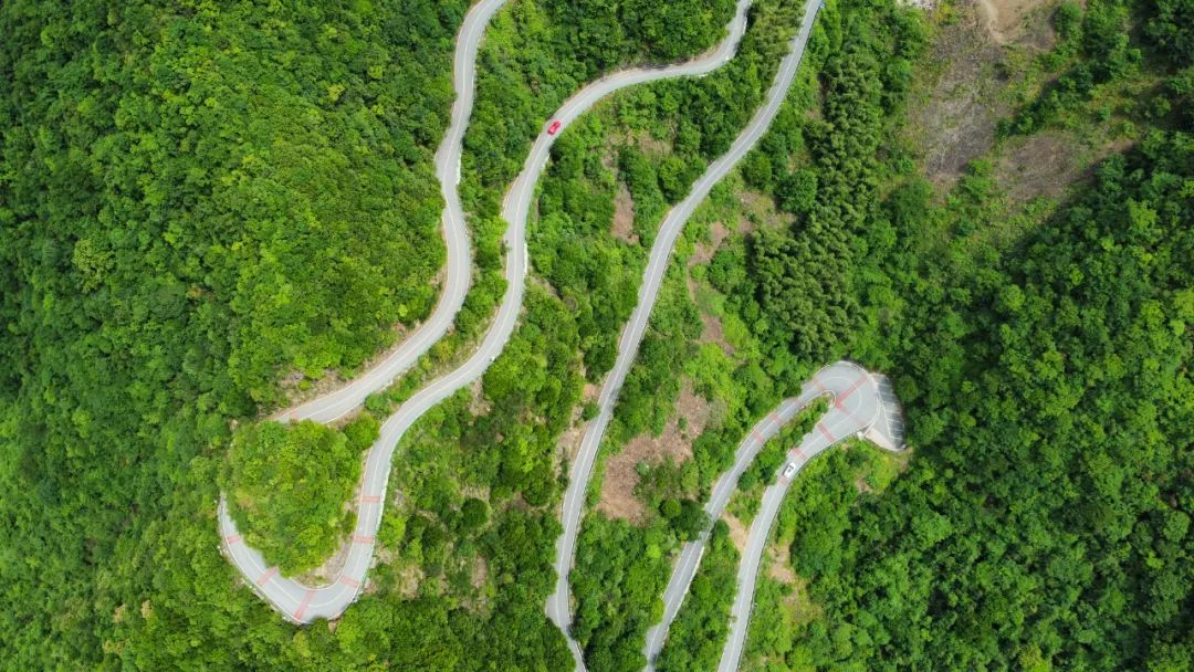 皖南“川藏線”涇縣桃?guī)X“六道彎”公路。記者 金婷婷攝