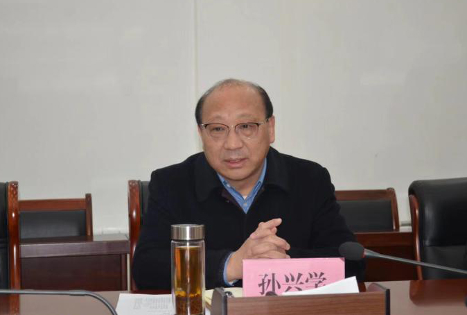 孫興學(xué)在揭牌儀式上講話?；幢笔形麄鞑抗﹫D