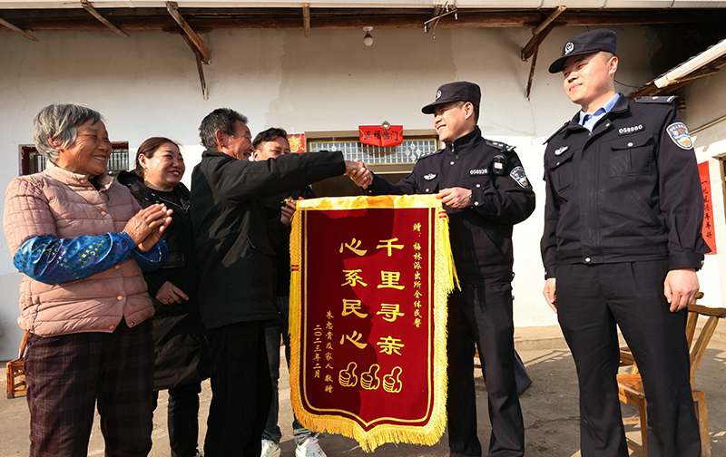 朱忠貴及其家人向民警贈送錦旗。高鵬攝