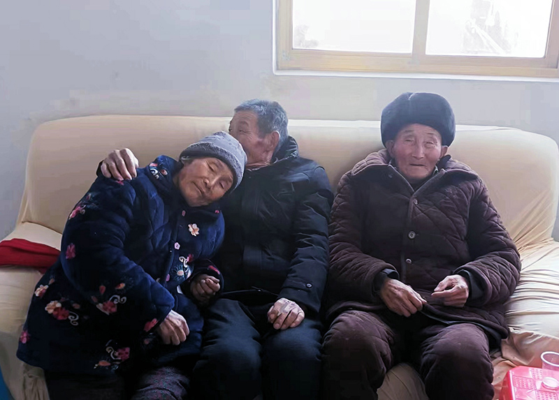 2023年春節(jié)朱忠貴（中）與82歲姐姐（左一）以及92歲舅舅（右一）合影。朱忠貴家人供圖