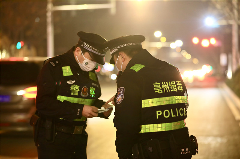 禁毒、交警街頭進(jìn)行“酒毒同檢”聯(lián)合查緝行動。師海山 攝