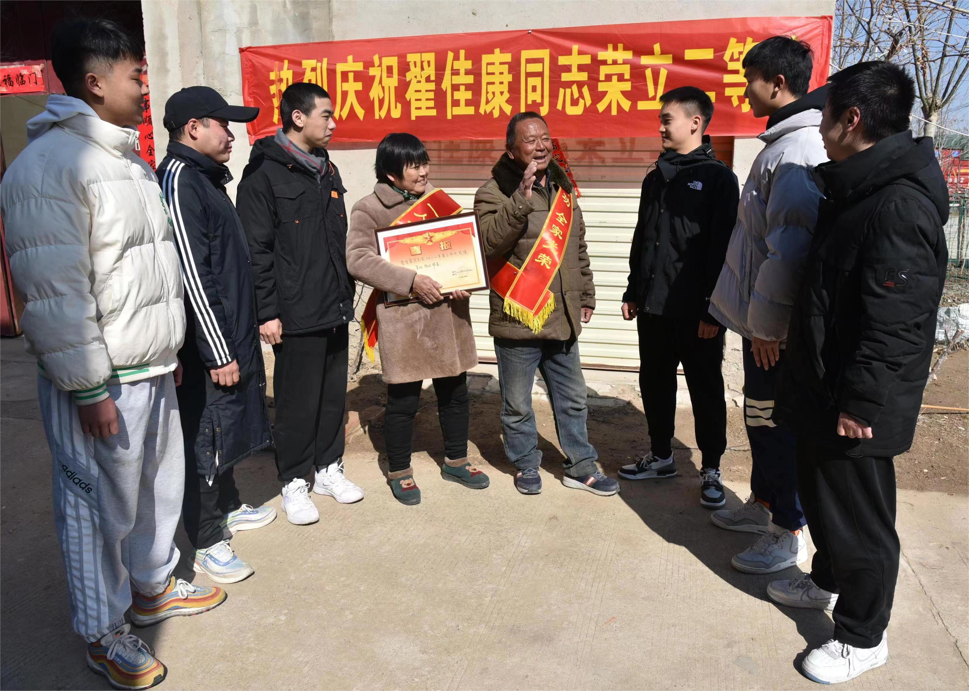 立功喜報(bào)送到家。碭山縣人武部供圖