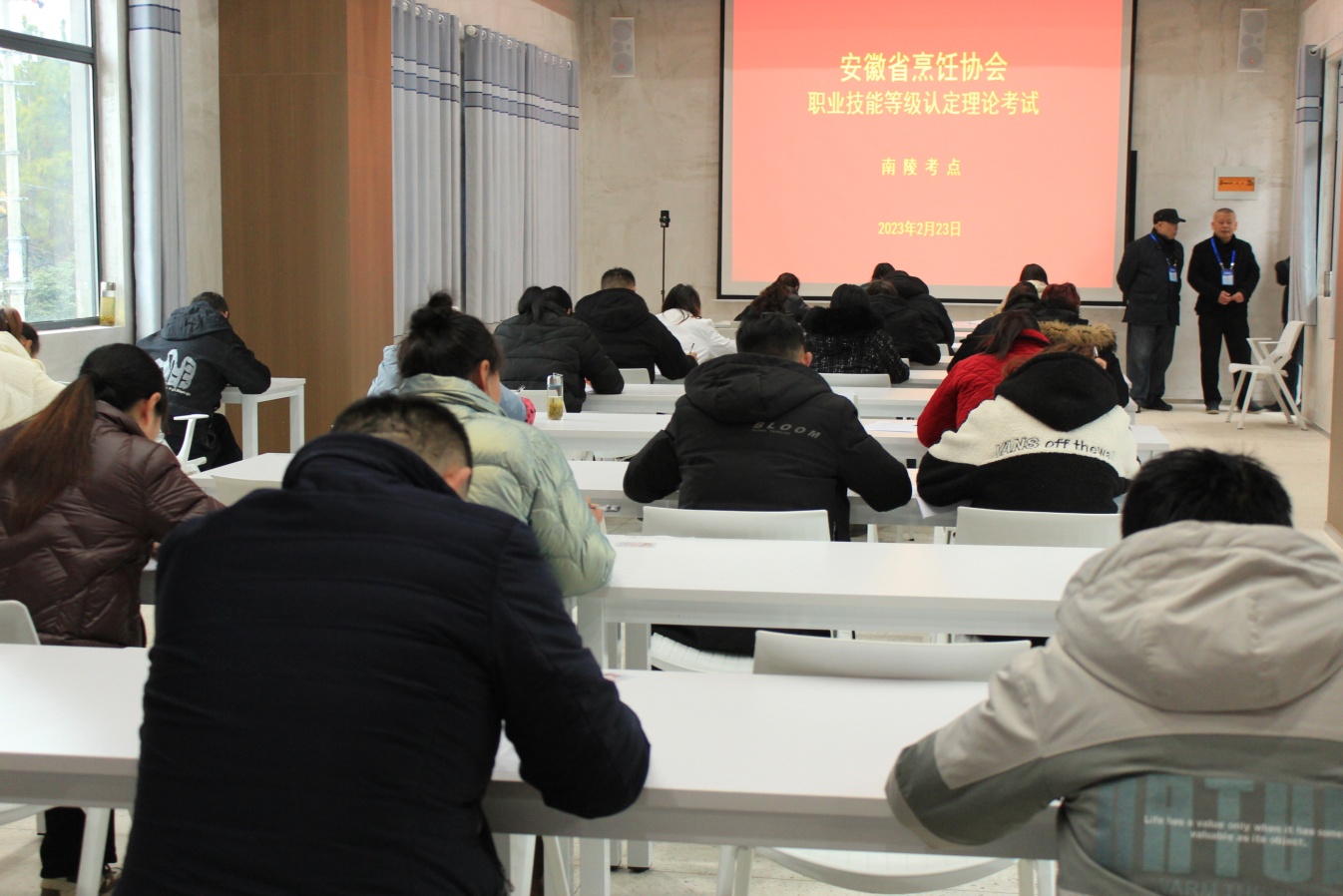理論考試。左力攝