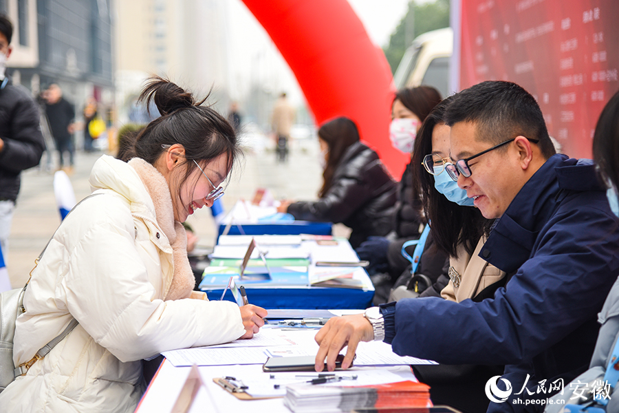 招聘會(huì)現(xiàn)場(chǎng)“供需兩旺”。人民網(wǎng) 李希蒙攝