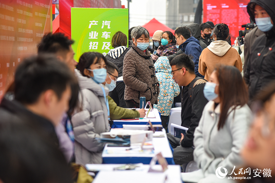 招聘會現(xiàn)場“供需兩旺”。人民網(wǎng) 李希蒙攝