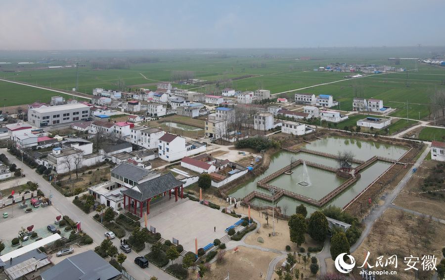 無人機視角下的關(guān)湖村。人民網(wǎng) 王曉飛攝
