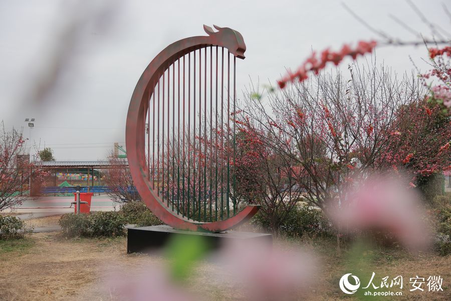心樂湖畔豎立的樂器雕塑。人民網(wǎng) 王曉飛攝