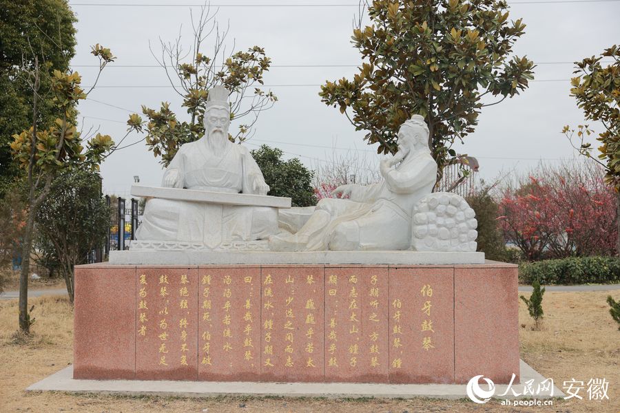 俞伯牙、鐘子期的雕塑。人民網(wǎng) 王曉飛攝