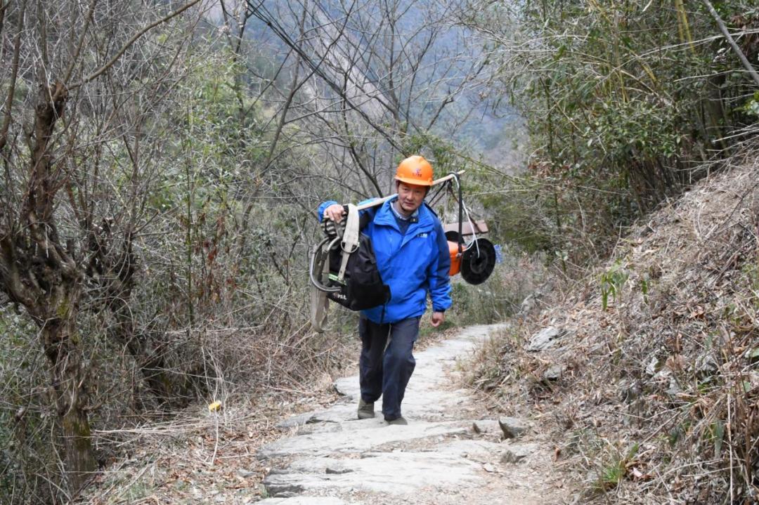 葉紅義在轄區(qū)例行巡回維護(hù)。潘春陽(yáng)攝