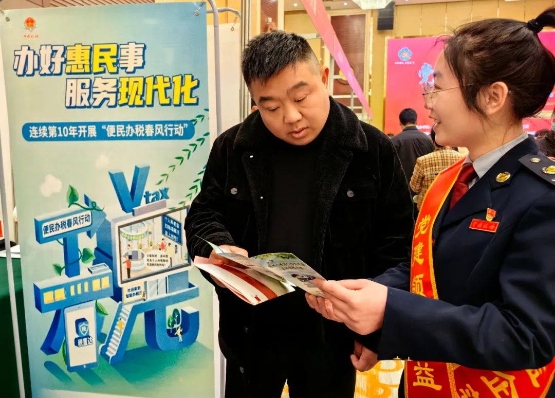 亳州市稅務(wù)局工作人員在宣傳稅收優(yōu)惠政策。聶宗濤 攝