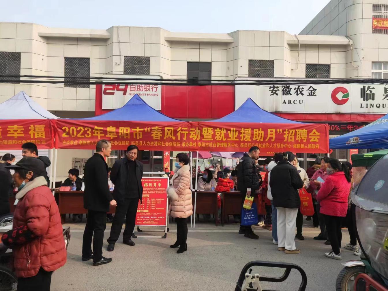 招聘會(huì)現(xiàn)場(chǎng)。
