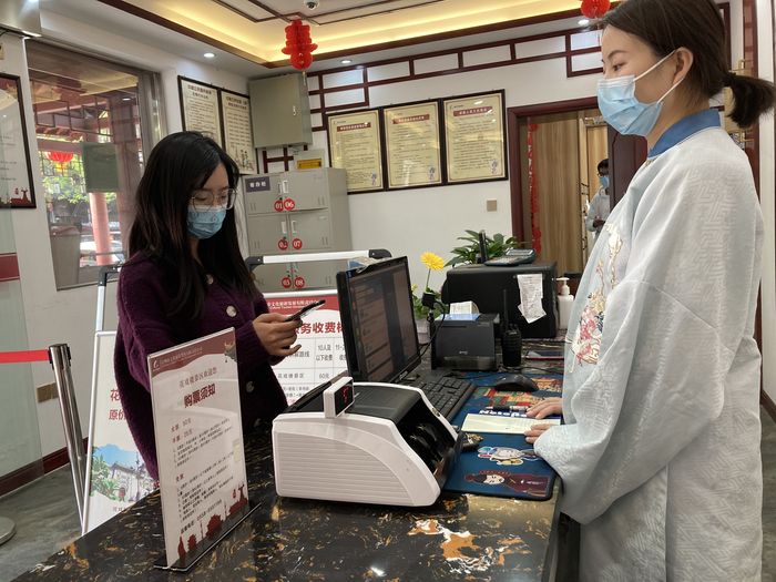 亳州市花戲樓景區(qū)售票處，江蘇游客正在刷社保卡購(gòu)買門票。 劉景俠攝
