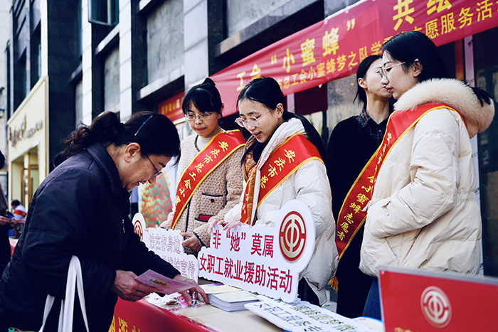 學(xué)雷鋒志愿服務(wù)。安慶市總工會(huì)供圖