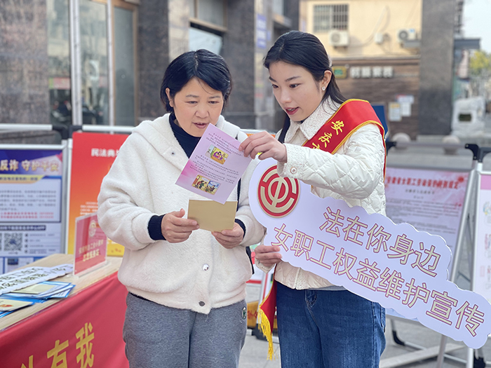 學(xué)雷鋒志愿服務(wù)。安慶市總工會(huì)供圖